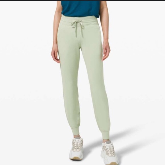 Lululemon Ready To Rulu Jogger in Green Fern size 8 - Picture 2 of 3